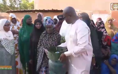 Don de kits de gaz aux femmes menant des activités génératrices de revenus